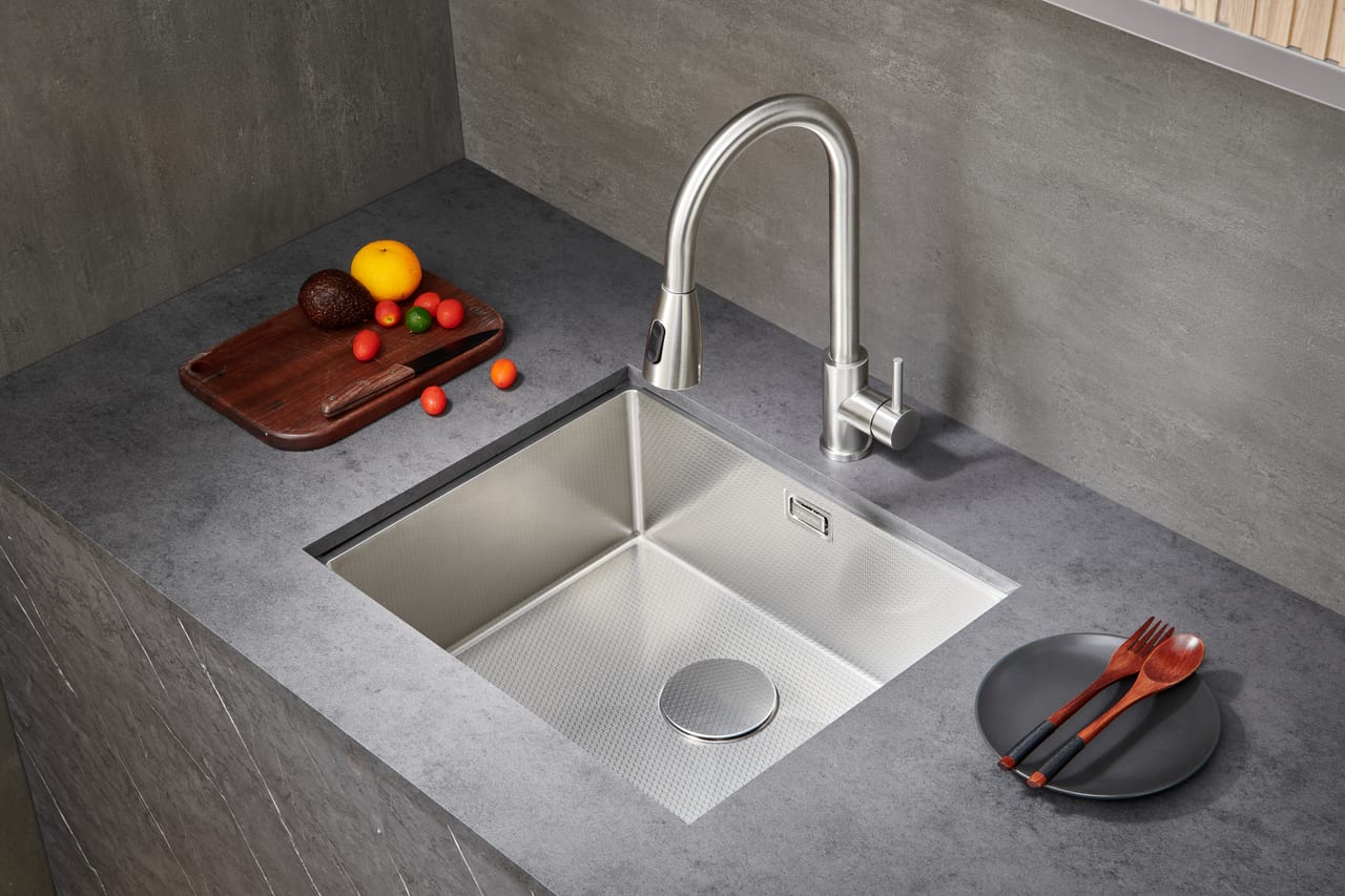 Brushed Nickel evye, aydınlık mutfak